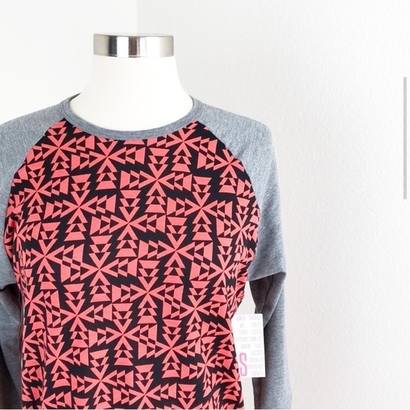 NEW LuLaroe geometric print Randy raglan top - Picture 2 of 7